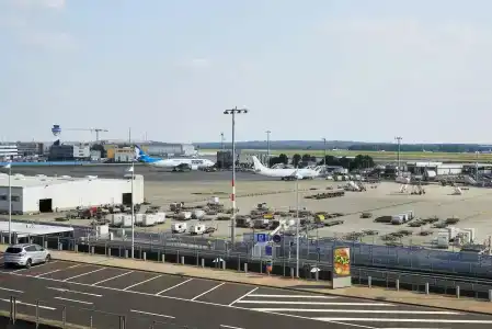 Moxy Cologne Bonn Airport - 7