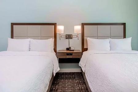 Hampton Inn & Suites Beach-Beachfront - 40