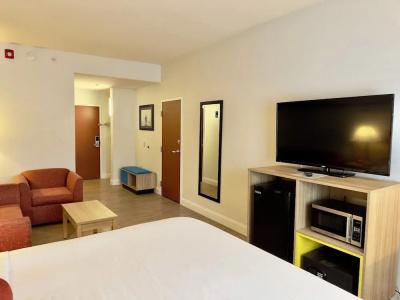 Days Inn & Suites by Wyndham - 104