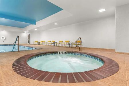 Hampton Inn & Suites West - 43
