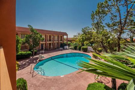 Super 8 by Wyndham Airport - 33