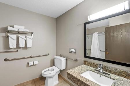 Days Inn & Suites by Wyndham Airport - 6