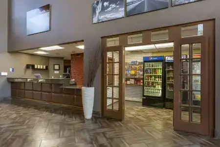 Best Western Plus Thunderbird Suites - 10