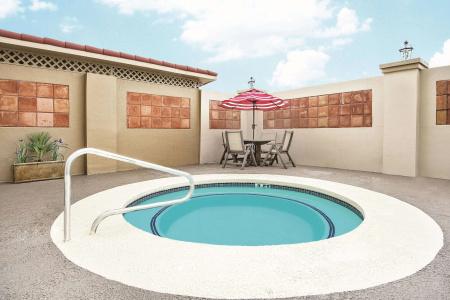 La Quinta by Wyndham Airport - 8