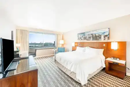 Renaissance Long Beach - 20