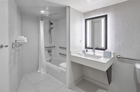 Four Points by Sheraton Downtown - 8