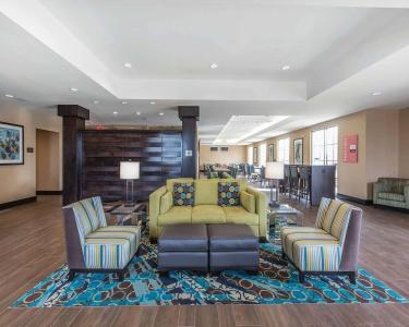 Comfort Inn & Suites Airport North - 2
