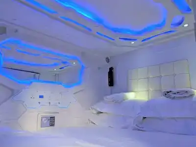 Met a Space Pod @ Arab Street - 2