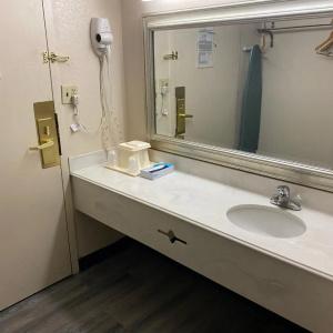 Rodeway Inn Airport - 36