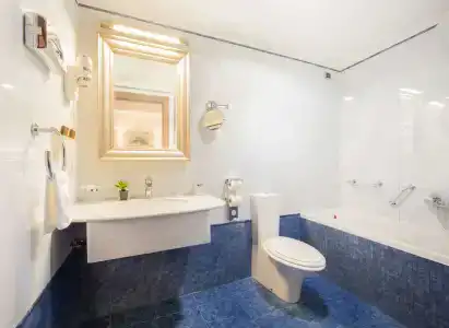 Best Western Premier Astoria - 9
