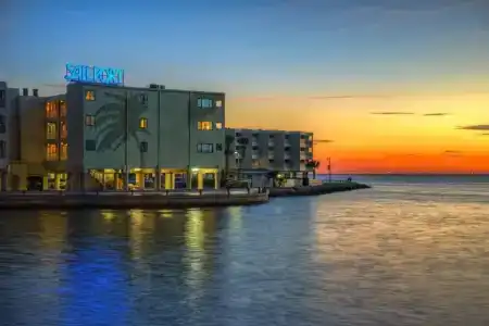 Sailport Waterfront Suites - 40