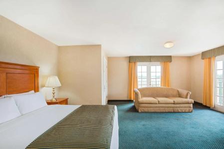 Ramada by Wyndham East - 4