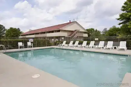 Red Roof Inn Virginia Beach - 12