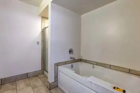 Best Western Plus Thunderbird Suites - 7