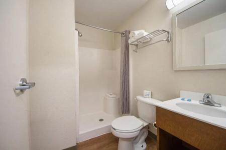 HomeTowne Studios by Red Roof Dallas - - 28