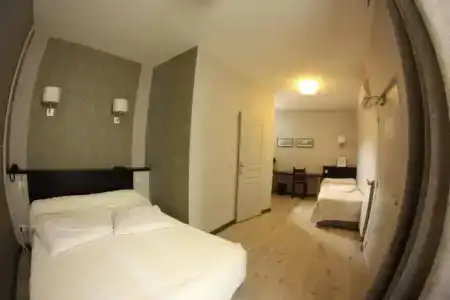 Hôtel Des Arts, Artisanal et Indépendant - 30