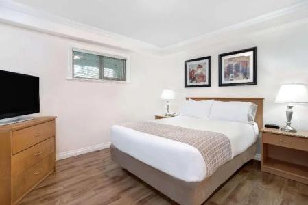 Elk Lake Inn & Suites - 46