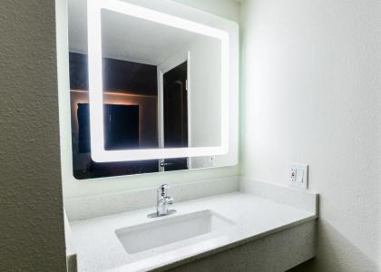 Hollywood Inn Express Lax - 9
