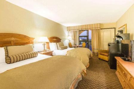 Ramada by Wyndham & Conference Center - 14