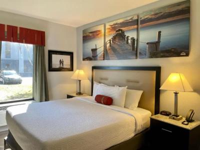 Days Inn & Suites by Wyndham - 95
