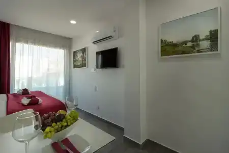 Art & Wine Studios and Apts - 120