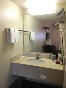 Van Ness Inn - 9