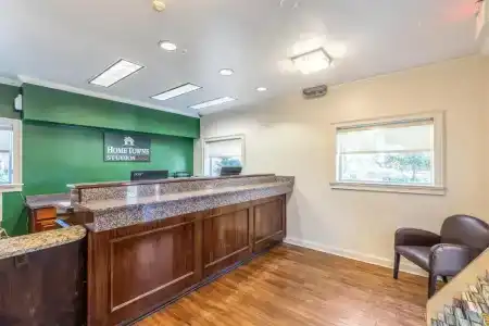 HomeTowne Studios by Red Roof Orlando - Casselberry - 10