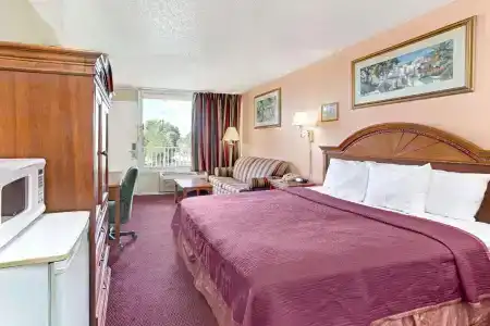 Howard Johnson by Wyndham Tropical Palms - 20