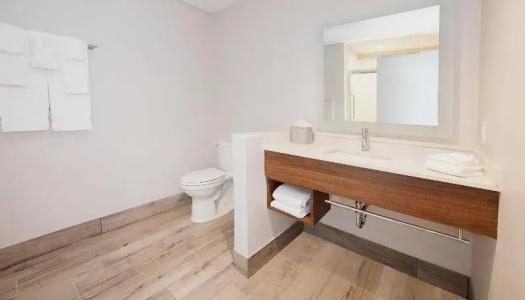 Holiday Inn Express & Suites Beach Beachfront by IHG - 88