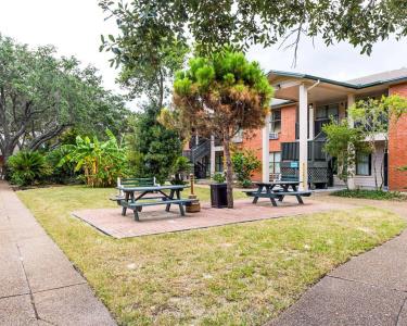 Econo Inn & Suites - 22
