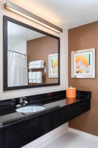 Fairfield Inn & Suites - 18