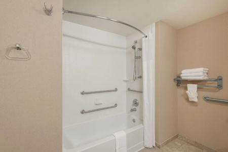 Hampton Inn - Hills - 48