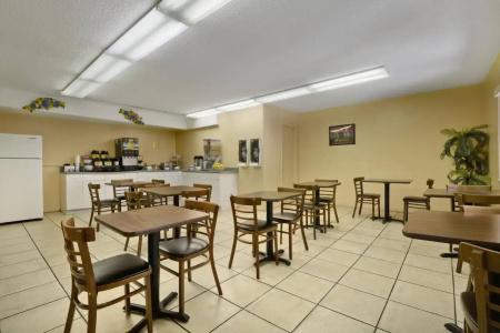 TraveSuites by Wyndham East Gate Orange - 24