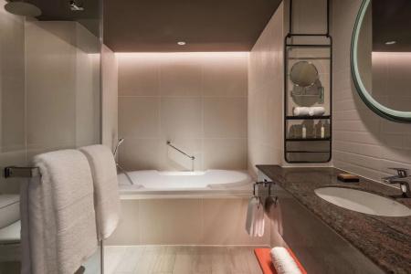 DoubleTree by Hilton Bangkok Ploenchit - 53