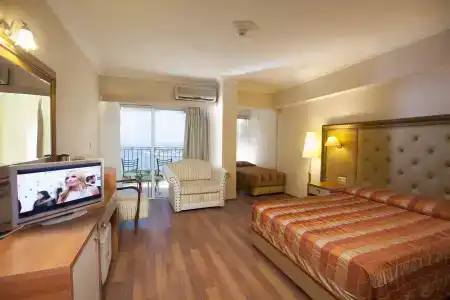 Laurs Experience & Elegance - 1
