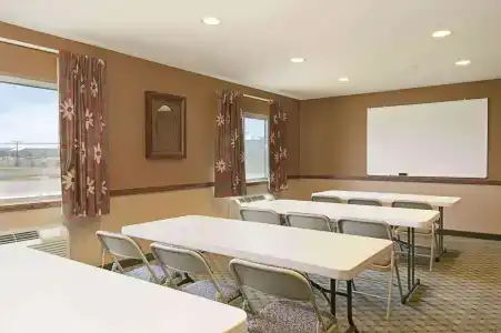 Super 8 by Wyndham at Forbes Landing - 12