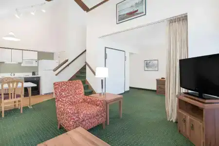 Hawthorn Suites - 26