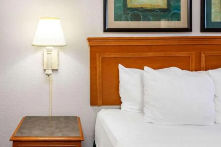 La Quinta Inn By Wyndham West - 31