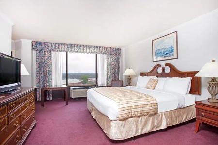 Ramada by Wyndham Downtown & Conference Center - 34