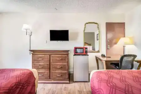Econo Inn & Suites - 29