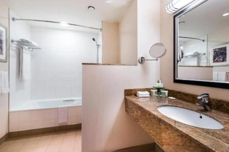 Courtyard by Marriott Prague City - 9