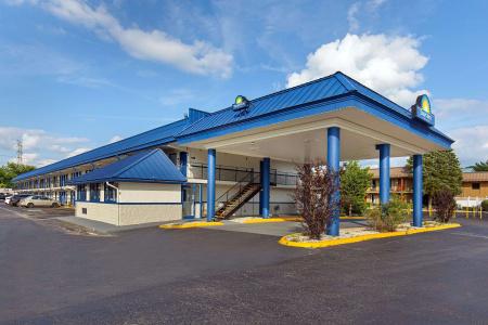 Days Inn by Wyndham North - 12
