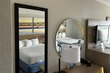 Days Inn by Wyndham Airport Fair and Expo Center - 4