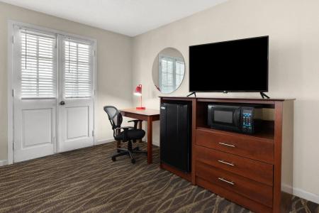 Super 8 by Wyndham New Orleans - 1