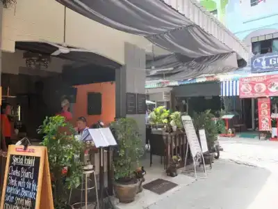 Friends Cafe Jomtien - 6