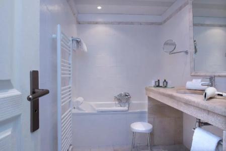 Best Western Plus Le Donjon - Cœur de La Cité Médiévale - 30