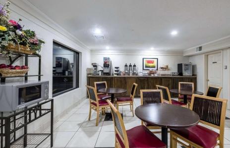 Red Roof Inn - Normal/University - 11