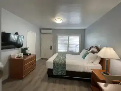 The Palomar Inn - 1