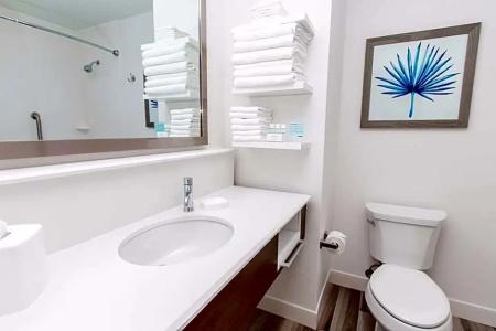 Hampton Inn & Suites Beach-Beachfront - 44