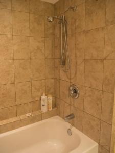 Tropical Studios At Marine Surf Waikiki - Free Parking - Best Location - Full Kitchen - Swimming Pool - 165